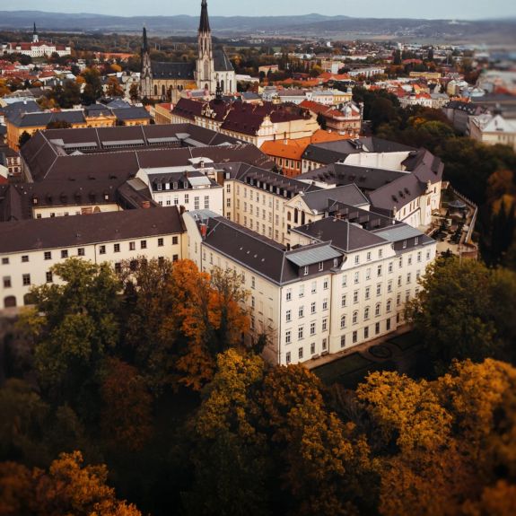 Počasí je v Olomouci poslední dny zamračené a nevlídné. Kde ale chybí sluneční záře, tam zazářily podzimní barvy. Bez ohledu na perspektivu. Nejen v srdci našeho univerzitního areálu na Křížkovského. 🍂🧡

#univerzitnimesto