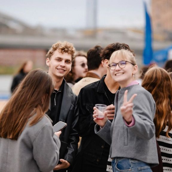 MEET UP! Takto se v úterý vítal nový akademický rok na nábřeží Josefa Jařaba.
Díky všem, za skvělou atmosféru, neúprosně podzimnímu počasí navzdory. 💙 Kompletní fotogalerii z akce najdete na facebookovém profilu UP. Odkaz v biu a ve stories. 👆
#univerzitnimesto