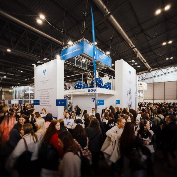 Vše, co potřebujete vědět o studiu v Olomouci, se tento týden dozvíte v Brně!

Od úterka do pátku se tu totiž koná největší tuzemský veletrh vyššího vzdělávání – @gaudeamus_bpn.

Pokud se chystáte k přijímačkám, přijďte! Na našem krásném modrém dvoupatrovém stánku vám tu každý den 40 studentů všech našich fakult nabídne veškeré info o studiu z první ruky.

Navíc si tu budete moct vyzkoušet náš univerzitní merch, posílit se kávou z lokálních pražíren,  a pobavit se u originálních her a dalšího interaktivního programu. Těšíme se na vás! 💙🆙 

#univerzitnimesto