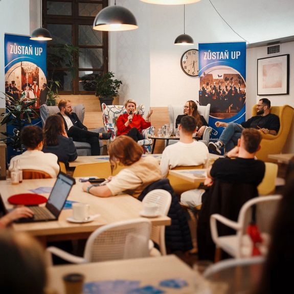 Taková byla druhá absolventská beseda z cyklu UPportunities. 🚀

Tentokrát na ni se studenty přišli diskutovat absolventi, kteří si během kariéry na vlastní kůži vyzkoušeli zásadní výměnu pracovního odvětví.

🔹 Jak zúročit soft skills ze studia i mimo svůj původní obor? 
🔹 Jak se popasovat se strachem z neznámého, který změna oboru obnáší?
🔹 Jakou roli hrají v uplatnění znalosti, a jakou kontakty ze studia?
🔹 Jak souvisí sociální práce se sociálními sítěmi?

O tom a nejen o tom si mohli poslechnout hosté debty dnes večer v Coffee Library na Zbrojnici. A vy můžete taky! Záznam najdete už teď na YouTube. ▶️ Link v biu. ☝️

Tak koukněte. A těšte se na příště!

#univerzitnimesto