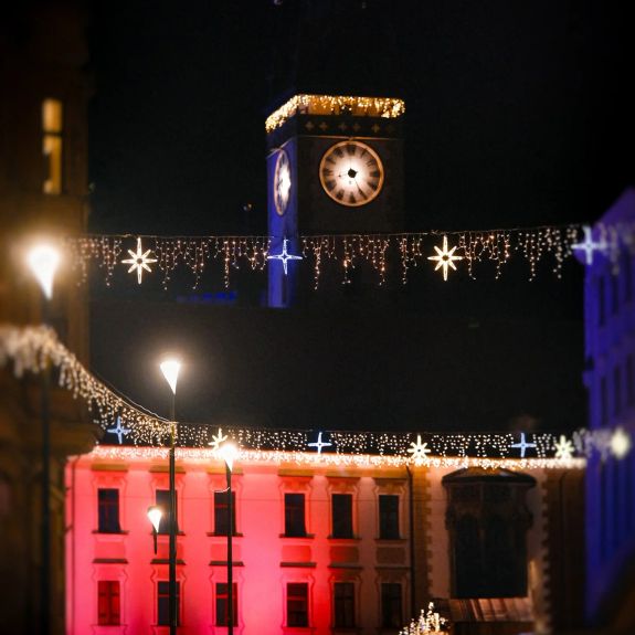 Měsíc a den do Vánoc se centrum Olomouce převléklo do svátečního a oficiálně začala punčová sezóna. ♥️

Červeně nasvícená radnice ale stále láká na ještě něco jiného – výroční Olomouc Design Days, na kterých se i letos podílí naše univerzita. Ještě do konce listopadu tak můžete navštívit třeba výstavy, workshopy, nebo otevřená studia a obohatit se pohledem na práci místních designérů, kteří jsou lecčím spojeni s UP – třeba svým absolutoriem, nebo autorskou tvorbou merche pro @upoint.upol.

Jedním z vrcholů letošních Olomouc Design Days bude festival Maker Faire, který spolupořádáme už příští sobotu 29. 11. na výstavišti Flora. Zajímá vás spojení osobitého designu s vědou a technikou? Koukněte na web s programem a zjistěte víc! Odkaz v našem biu. ☝️

#univerzitnimesto