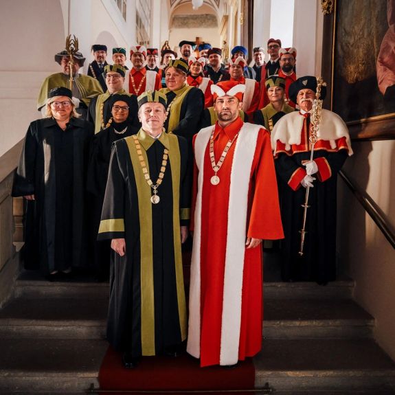 Vivat decanus! 🎓

Dnes byl ve slavnostní dvoraně arcibiskupského paláce uveden do svého druhého funkčního období „staronový“ pan děkan @fzv_up – dr. Jiří Vévoda.

Gratulujeme a přejeme mu, aby naši nejmladší fakultu vedl k dalšímu růstu a úspěchům v její misi za lepší budoucnost (nejen) českého zdravotnictví. 💚🆙

#univerzitnimesto