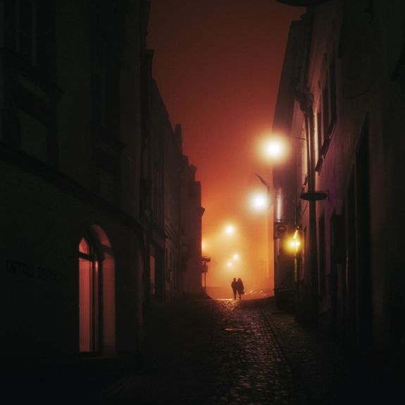 Atmosféra v předvánoční Olomouci bývá hustá jako prosincová mlha.

Někdo si v ní libuje, na jiného dopadá tíživě. Obzvlášť s blížícími se zápočty, zkouškami a dalšími deadliny na studijní povinnosti.

Dotaz na naše aktuální studující: Jak to zvládáte? 

Jak čelíte stresu během zápočtového týdne a zkouškového období? Kde, kdy a jak se nejraději učíte? Jaké formy podpory duševního zdraví využíváte, nebo byste chtěli využít? Co vám pomáhá v efektivitě studia, nebo vás v ní naopak brzdí?

Na takové otázky se snaží najít odpovědi naše aktuální dotazníkové šetření. S jeho pomocí se snažíme zjistit, čím bychom vám mohli v nelehkém období akademického roku vyjít vstříc.

Odkaz na dotazník najdete v biu. ☝️ Otevřený je do 18. prosince. Děkujeme za vyplnění!

#univerzitnimesto