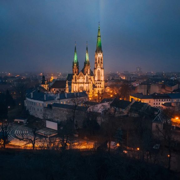 Právě začala zima! 🌥️❄️

Slunce o sobě v posledních týdnech v Olomouci moc nedávalo vědět – většinu času se skrývalo v mlze, nebo za hustou pokrývkou oblaků. Dnes ale přichází moment, kdy se kousek po kousku začne vracet do našich zeměpisných šířek.

Nad paraguayským Asuncíonem dnes v 16 hodin a tři minuty středoevropského času, v poledne tamního času, kolmo zasvítilo na obratník Kozoroha. Od toho momentu se Země ke slunci začne opět pomalu přiklánět svou severní stranou. Nastal slunovrat. Čekají nás tři měsíce astronomické zimy – a po ní jaro. ☀️

#univerzitnimesto