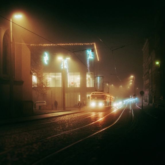 Předvánoční mlhavá Olomouc postupně utichá – na vánočních trzích je sice stále veselo, ale poslední zbytky studentstva na svátky opouští město. Tak přejeme šťastné cesty domů.💙

A co nejhezčí Vánoce s těmi, které máte rádi.

#univerzitnimesto