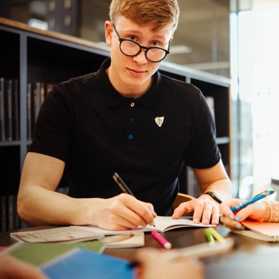 Víte, že vytuněné studijní potřeby motivují k učení? A víte, že @upoint.upol je má v celé Olomouci nejvytuněnější? 🤘✏️📝🖍️

V našem univerzitním obchodě najdete bloky trhací i v kroužkové vazbě, a to jak v univerzitních barvách, tak i v barvách jednotlivých fakult.

Nechybí propisky, tužky, zvýrazňovače, samolepky ani kalendáře – zkrátka všechno, co pomůže udržet si přehled, systém a klid při učení.

Předměty z univerzitního papírnictví jsou navržené tak, aby byly praktické, funkční a zároveň vizuálně čisté. Ať už si děláte poznámky na seminář, nebo se chystáte na zkoušku, se spravnými pomůckami poznáte rozdíl.

Vše je k mání v kamenné prodejně i na e-shopu. Link v biu.

#univerzitnimesto