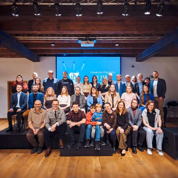 Jejich tváře můžete znát z televizních zpráv. Jejich hlasy můžete slýchat ve vlivných zpravodajských či vědeckých podcastech. Můžete číst jejich zajímavé články nebo poutavé knížky. Nebo sledovat jejich projekty na sociálních sítích.

Včerejší večer na Pevnosti poznání patřil našim zasloužilým popularizátorům vědy.

Vědcům a vědkyním, kteří vedle svého bádání a výuky chodí mluvit do médií, nebo jinou formou komunikují své odborné znalosti před laickou veřejností. Mnohdy tak činí po večerech, o víkendech… zkrátka v čase, který by mohl být volný.

Pomáhají tak tvořit veřejný obraz UP – nejen tím, že laikům vysvětlují, zda díky tomu či onomu vědeckému objevu bude nebo nebude „levnější chleba“.

Včera jsme pro ně jako poděkování uspořádali 2. ročník akce „UP v záři reflektorů“ s programem pro celé vědecké rodiny – mimo jiné s tematickým AZ kvízem, feat. Aleš Zbořil. ☝️ Rádi jsme se navzájem viděli a děkujeme jim! 💙 Nejen proto, že víme, že ve svém snažení nikdo z nich nepoleví. 💐🆙

#univerzitnimesto