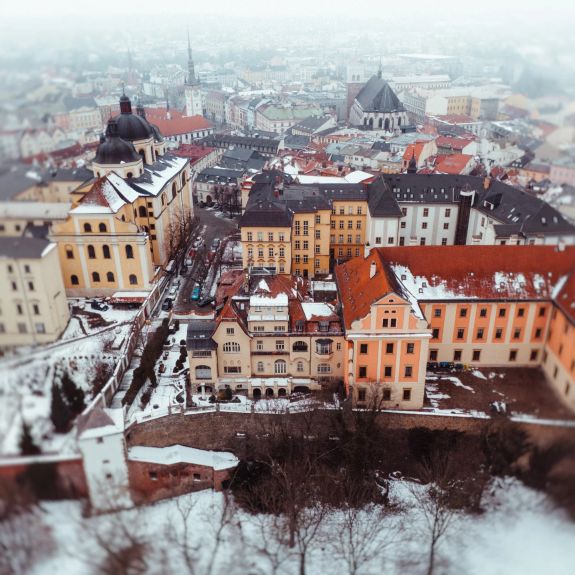 Slyšíte to? 🔔🔔🔔 Právě TEĎ, zvoní zvony olomouckých kostelů, jako by bylo poledne. Ale ono není.

Je 21. února, 3 hodiny odpoledne. A přesně před 80. lety touto dobou dorazila do Olomouce zpráva, že parlament v Praze přijal zákon, který po letech obnovil zdejší starobylou univerzitu. Na oslavu se tehdy rozezněly zdejší kostelní zvony. Právě tak, jako teď.

Olomouckou univerzitu založil jezuitský řád v roce 1573. Do jejího fungování se napříč historií propsaly války i další dějinné otřesy. Téměř fatální pro ni byly politické důsledky revolučního roku 1848. Po něm byl rozpuštěn zdejší univerzitní svazek, a otevřená zůstala jen zdejší bohoslovecká fakulta – předchůdkyně dnešní CMTF. Ta byla nakonec začátkem 2. světové války uzavřena nacisty.

21. 2. 1946 olomouckou univerzitu v plném rozsahu obnovilo tehdejší Prozatimní národní shromáždění. A dalo jí nové jméno, po „otci národa“ Františku Palackém.

Šťastné znovuzrozeniny naší alma mater!

#univerzitnimesto