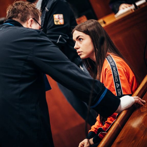 ◾ Jak se soudí za zabití nebo za vraždu?
◾ Jak se jezdí vězeňským autobusem?
◾ Jaké památky ukrývá sklepení justičního paláce na třídě Svobody, kde dnes sídlí olomoucký okresní soud?
◾ Jaké bylo být ustanoven obhájcem ex offo nacistického válečného zločince?

Nejen na tyto otázky hledala odpovědi včerejší Noc práva, kterou v našem univerzitním městě uspořádala právnická fakulta @pf_upol společně s organizací @nugisfinem.

Děkujeme všem zvídavým návštěvníkům! Doufáme, že své odpovědi našli s námi. A že se s mnohými z nich opět uvidíme.

#univerzitnimesto