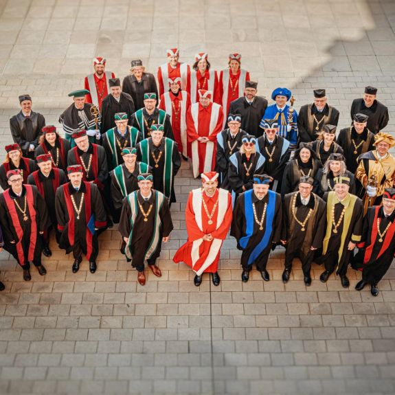 Tolik hodnostářů v talárech najednou se jen tak nevidí.  V letošním roce ovšem nastoupili do nových funkčních období hned čtyři děkani – celá polovina děkanského sboru naší univerzity. Všichni už v čele svých fakult stojí řadu týdnů. Akademický zvyk si ovšem žádá uspořádat slavnostní inauguraci, byť by měla být odložená. Ta, která se dnes odpoledne konala v Klášterním Hradisku, tedy byla hned čtyřnásobná. 🎓🎓🎓🎓

🟡 Do vedení @pdf_upol na ní byl inaugurován staronový děkan, docent speciální pedagogiky Vojtech Regec, který s letošním únorem zahájil své druhé funkční období.
🔵 Do druhého funkčního období slavnostně vstoupil rovněž děkan @ff_upol, docent historie Jan Stejskal.
🟢 @ftkup inaugurovala nového děkana – doslouživšího doktora Michala Šafáře ve funkci vystřídal doktor kinantropologie Pavel Háp.
🟠 Střídání v nejvyšší funkci slavnostně završila @prf_upol, kde profesora Martina Kubalu po osmi letech nahradil doktor fyziky Jan Říha.

Ještě jednou všem blahopřejeme. Ať jsou jejich čtyřletá funkční období k dobru, štěstí, blahu a zdaru. Quod bonum, felix, faustum, fortunatumque sit.

#univerzitnimesto