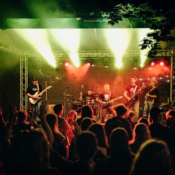 Majáles – den první. Právě teď na @letnakolomouc!

Aneb sdílíme pár momentek z dnešního dění v Letním kině, které ani teď nekončí. Jste-li poblíž, stavte se na silent disco a afterparty.

A hlavně dorazte na zítřejší hlavní kulturní lajnap a korunovaci královny. Vše, co k němu potřebujete vědět, najdete na 🔎 olomouckymajales.cz. Link v biu. ☝️

@majalesup #univerzitnimesto