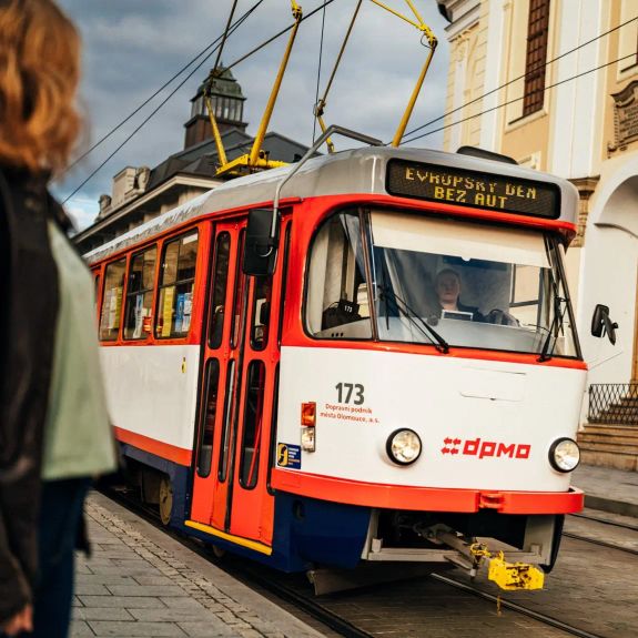 Nechali jste dnes svá plechová vozítka chládku? To je dobře – dnes je totiž výroční Mezinárodní den bez aut. A naše univerzita nezůstává stranou.

🔹 Na občerstvovacích stanovištích na @prf_upol, @ftkup a na nádvoří @knihovnaupol si dnes můžou všichni naši studenti i zaměstnanci, kteří se dopravili do školy „po svých“ nebo na bicyklu nabídnout výběrové kafe, koláče a malé dárky nebo využít bezplatný cykloservis. Čtete to před 13:00? Tak si ještě skočte pro občerstvení – zasloužíte si ho. 🥧

🔹 Centrum Olomouce dnes objíždí bezplatná tramvaj označená heslem „Evropský den bez aut“ – prostě do ní naskočte a jeďte, jízdenky neřešte. Dnes od 14. hodiny jí můžete přijet třeba na zastávku Náměstí republiky nebo u Dómu a odtamtud už za chvilku došlapat na @letnakolomouc, kde se odpoledne a  večer koná MEET UP – seznamovací festival s univerzitou nejen pro prváky.

🔹 Den bez aut je startovacím dnem programu Evropského týdne udržitelného rozvoje. Chcete vědět, co dalšího se koná? Koukněte na web 🔎 udrzitelna.upol.cz. Link v biu. ☝️

#univerzitnimesto