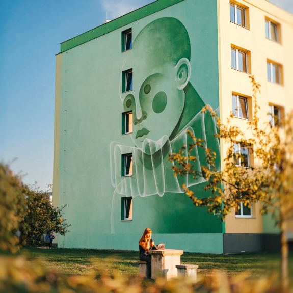 S podzimem se u nás nemění jen příroda, ale i umělecká výzdoba. 🍂🎨

Letošní ročník Street Art Festivalu @safe_cz přinesl nepřehlédnutelnou změnu na průčelí naší Koleje Generála Svobody. Zmizely krojované citrusy, které budovu zpestřovaly minulých 7 let. Nově na kolejní prostranství shlíží poloprůsvitný Pierot – dílo ukrajinské umělkyně Anny Herzig @am11art.

Co na změnu říkáte?

#univerzitnimesto