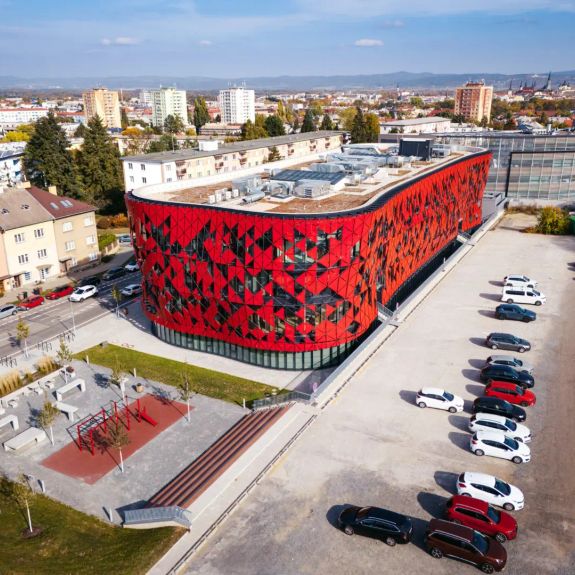 Dnes se slavnostně představila veřejnosti naše nová univerzitní „červená budova“, která od tohoto akademického roku slouží praktické výuce budoucích lékařů z řad studentů @lf.upol a zdravotnických profesionálů na @fvz_up.

Otevření budovy je vyvrcholením letitého úsilí o navýšení vzdělávacích kapacit pro personální zajištění zdravotnického systému – a o vytvoření excelentního zdravotnického centra evropské úrovně v Olomouci, zahrnující výuku, výzkum a poskytování kvalitní péče.

Nahlédněte dovnitř s dnešním fotoreportem! 👉

#univerzitnimesto

Pohled na novou budovu ze strany s hlavním vchodem z Hněvotínské ulice.

Představení nové kruhové auly o kapacitě 375 posluchačů.

Čestní hosté z řad vedení univerzity, lékařské fakulty, fakulty zdravotnických věd, Arcibiskupství olomouckého, Senátu Parlamentu ČR, ministerstva zdravotnictví a ministerstva školství.

Symbolické přestřižení pásky.

Prohlídka s ukázkou praktické výuky na simulátorech.

Ukázka praktické výuky na simulátorech.

Nácvik budoucích zdravotnických záchranářů.

Ukázka praktické výuky na simulátorech.

Ukázka praktické výuky na simulátorech.

Ukázka praktické výuky na simulátorech.

Simulátory pro výuku zubního lékařství.

Simulátory pro výuku zubního lékařství.

Letecký pohled na novou budovu od západu. V pozadí původní dostavba teoretických ústavů LF UP a centrum Olomouce.

Více se o nové budově a jejím dnešním slavnostním otevření dočtete v Žurnálu UP. Odkaz v biu. ☝️